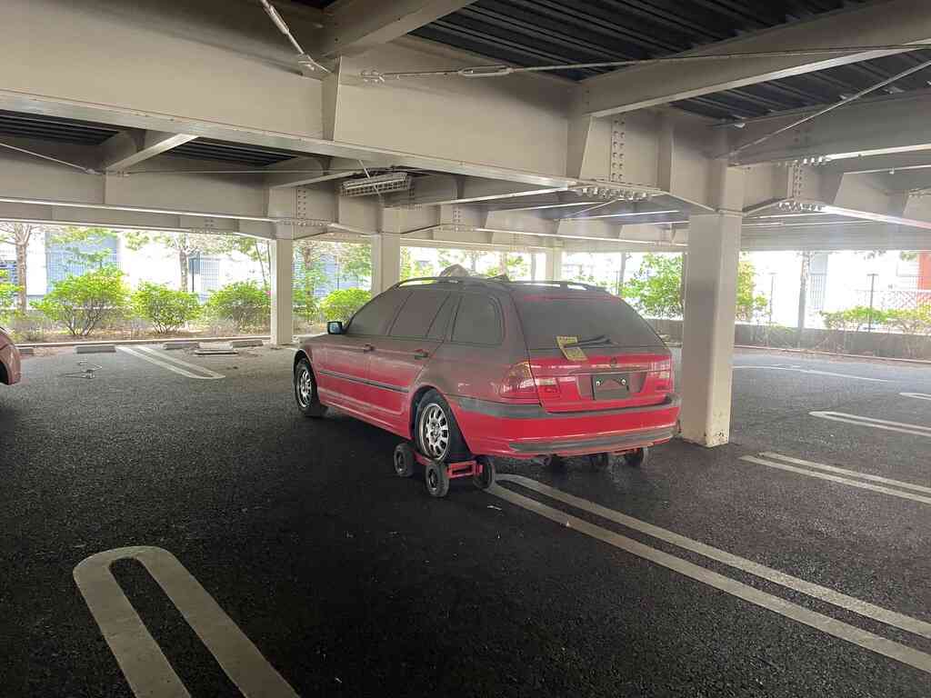 立体駐車場の外車の放置車両の撤去