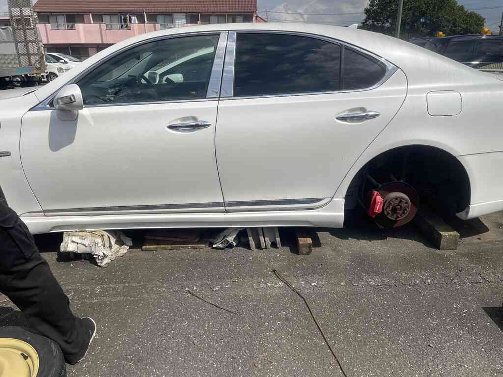 タイヤの盗まれた車両の撤去