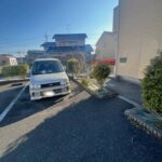 アパート駐車場の放置車