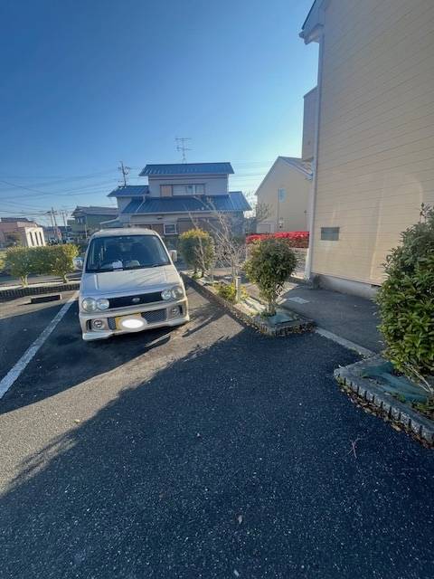 アパート駐車場の放置車