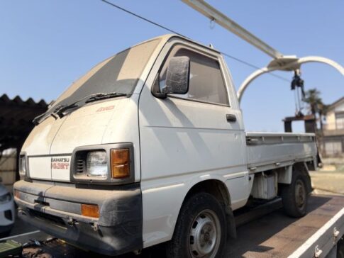 納屋の中の車